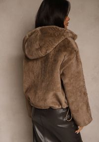 Renee - Brązowa Kurtka Futerko Typu Teddy z Nieodpinanym Kapturem Lanikka. Kolor: brązowy. Materiał: futro. Styl: street, elegancki