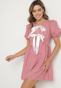 Born2be - Czerwona Rozkloszowana Sukienka w Kratkę Vichy w Stylu Retro z Wiązaniem Telionea. Okazja: na co dzień. Kolor: czerwony. Wzór: kratka. Typ sukienki: rozkloszowane. Styl: retro
