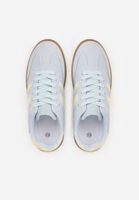 Renee - Granatowe Casualowe Sneakersy na Płaskiej Podeszwie z Paskami Jereria. Okazja: na co dzień. Zapięcie: pasek. Kolor: niebieski. Materiał: jeans. Obcas: na płaskiej podeszwie #4