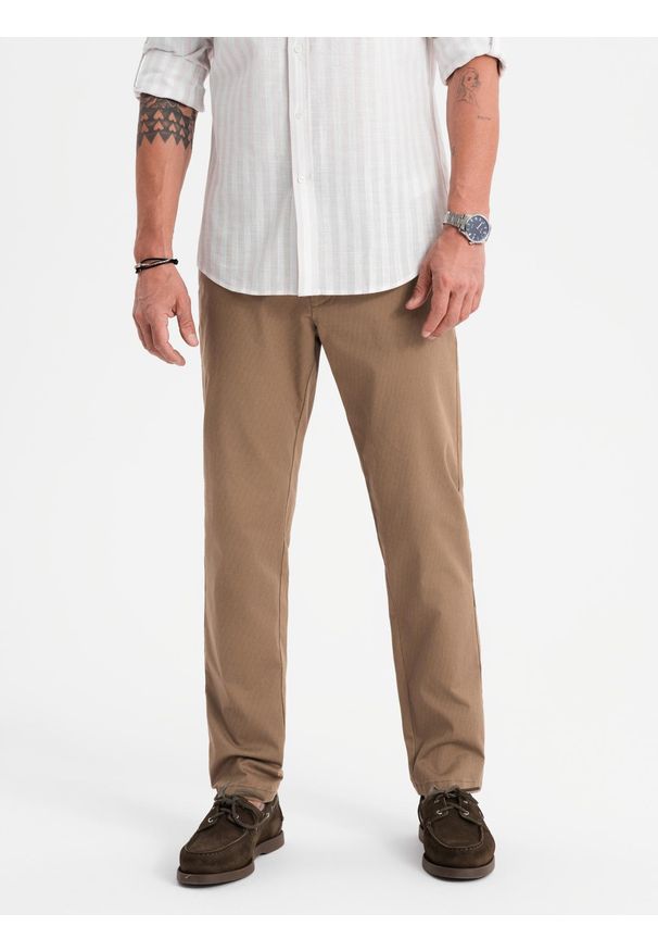 Ombre Clothing - Męskie spodnie chino REGULAR FIT z delikatną strukturą – ciemnobeżowe V2 - Rozmiar: L. Okazja: na co dzień. Kolor: beżowy. Materiał: tkanina, elastan, bawełna. Styl: klasyczny, casual