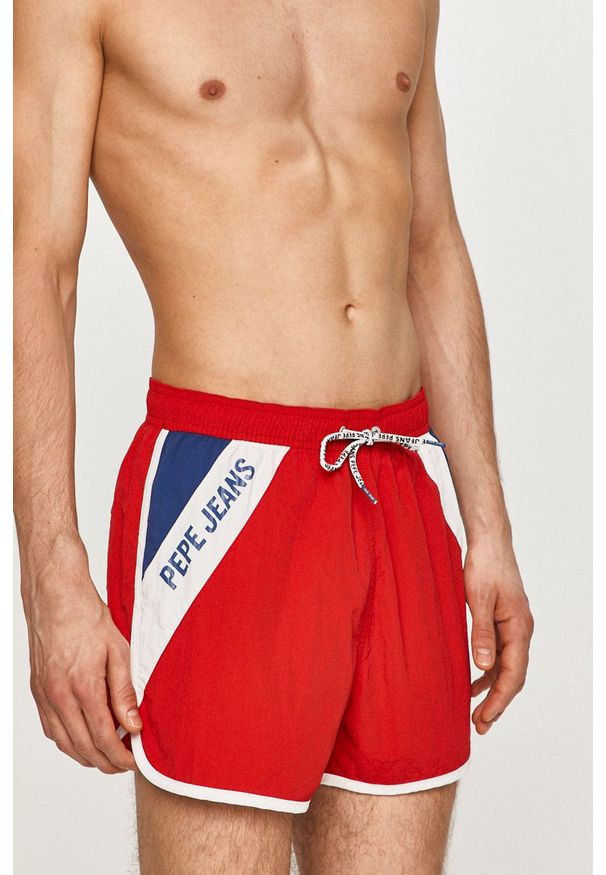 Pepe Jeans - Szorty kąpielowe Tomeo. Kolor: czerwony. Materiał: tkanina