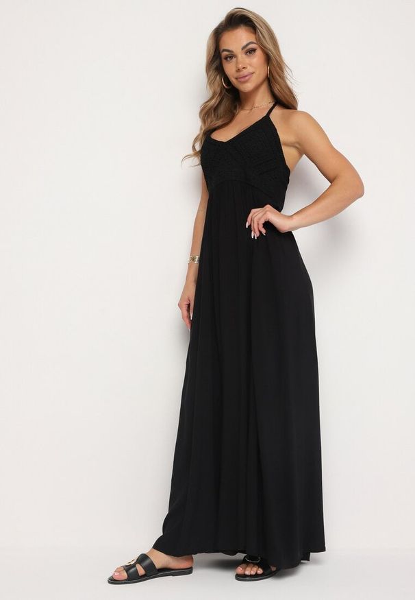 Born2be - Czarna Bawełniana Rozkloszowana Sukienka Wiązana na Szyi Nonnea. Kolor: czarny. Materiał: bawełna. Typ sukienki: rozkloszowane. Styl: klasyczny, elegancki