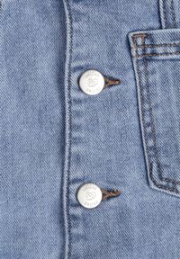 Renee - Niebieska Jeansowa Sukienka Ogrodniczka z Bawełną o Trapezowym Fasonie Orerris. Okazja: na co dzień. Kolor: niebieski. Materiał: bawełna, jeans. Długość rękawa: na ramiączkach. Sezon: lato. Typ sukienki: trapezowe. Styl: retro, casual #3