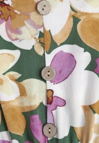 Born2be - Zielono-Różowa Rozkloszowana Sukienka z Bawełny w Kwiaty z Gumką w Talii z Falbankami Nelsara. Okazja: na co dzień. Typ kołnierza: kołnierz z falbankami. Kolor: zielony. Materiał: bawełna. Długość rękawa: krótki rękaw. Wzór: kwiaty. Sezon: lato. Styl: casual #3