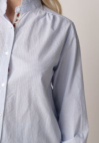 Born2be - Niebieska Bawełniana Koszula ze Stójką z Falbanką i Haftem przy Guzikach Umaria. Okazja: na co dzień, na spotkanie biznesowe, do pracy. Typ kołnierza: kołnierzyk stójkowy. Kolor: niebieski. Materiał: bawełna. Wzór: haft. Styl: casual, biznesowy, elegancki #6