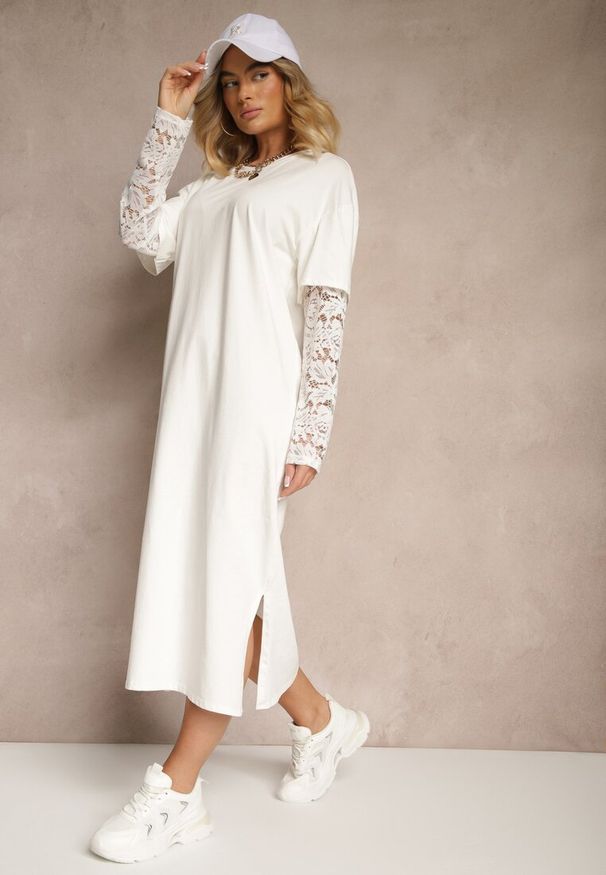 Renee - Jasnobeżowa Sukienka z Bawełny o Kroju Typu T-shirt z Koronką i Rozcięciami Tanisla. Okazja: na co dzień. Kolor: beżowy. Materiał: bawełna, koronka. Wzór: koronka. Typ sukienki: proste, sportowe. Styl: sportowy, elegancki, casual
