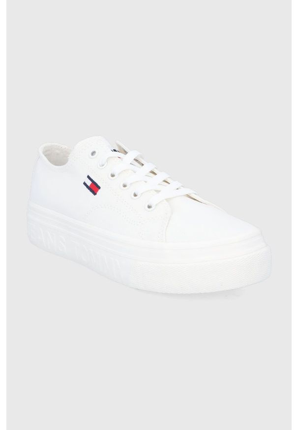 Tommy Jeans tenisówki damskie kolor biały. Nosek buta: okrągły. Zapięcie: sznurówki. Kolor: biały. Materiał: guma, bawełna. Obcas: na platformie