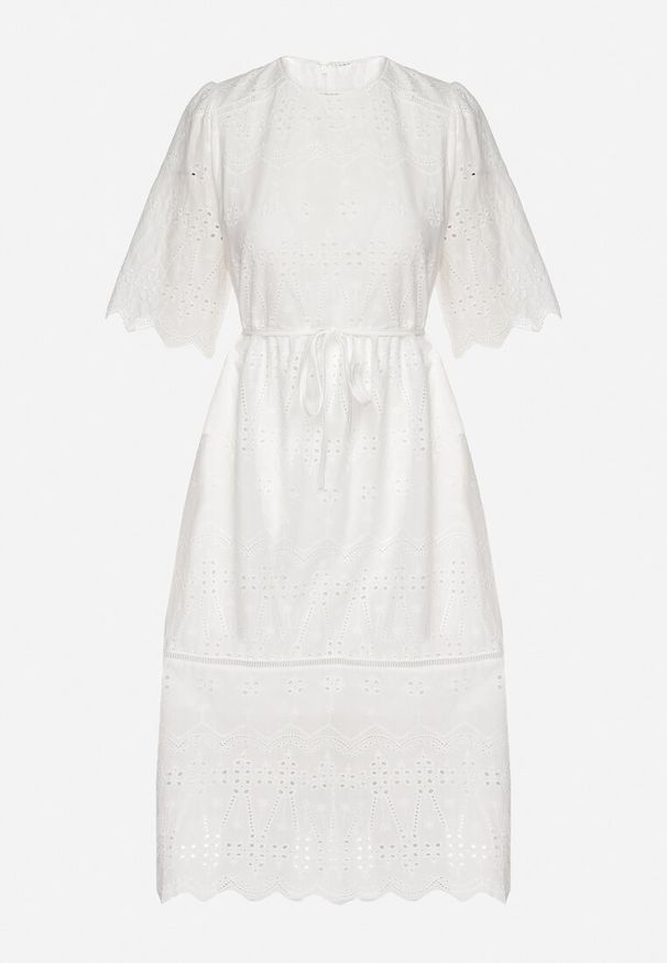 Born2be - Biała Bawełniana Ażurowa Sukienka Ozdobiona Paskiem Zelozi. Okazja: na co dzień. Kolor: biały. Materiał: bawełna. Wzór: ażurowy, aplikacja. Styl: elegancki, casual