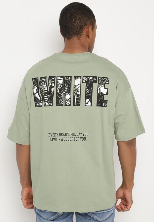 Born2be - Jasnozielona Bawełniana Koszulka T-shirt z Ozdobnym Nadrukiem Sanestia. Okazja: na co dzień. Kolor: zielony. Materiał: bawełna. Wzór: nadruk. Styl: casual, elegancki, klasyczny