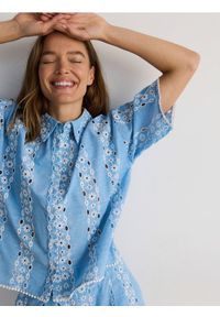 Reserved - Krótka koszula z ażurowym haftem - jasnoniebieski. Kolor: niebieski. Materiał: bawełna, tkanina. Długość: krótkie. Wzór: haft, ażurowy #1