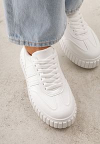 Born2be - Białe Sneakersy na Grubej Podeszwie z Tłoczeniem i Ozdobnymi Paskami Ralis. Okazja: na co dzień. Zapięcie: pasek. Kolor: biały. Materiał: jeans, dresówka #2