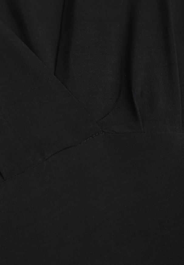 Renee - Czarna Taliowana Sukienka Mini Ozdobiona Falbankami Salleni. Okazja: na co dzień. Typ kołnierza: kołnierz z falbankami. Kolor: czarny. Materiał: wiskoza. Wzór: aplikacja. Styl: casual. Długość: mini