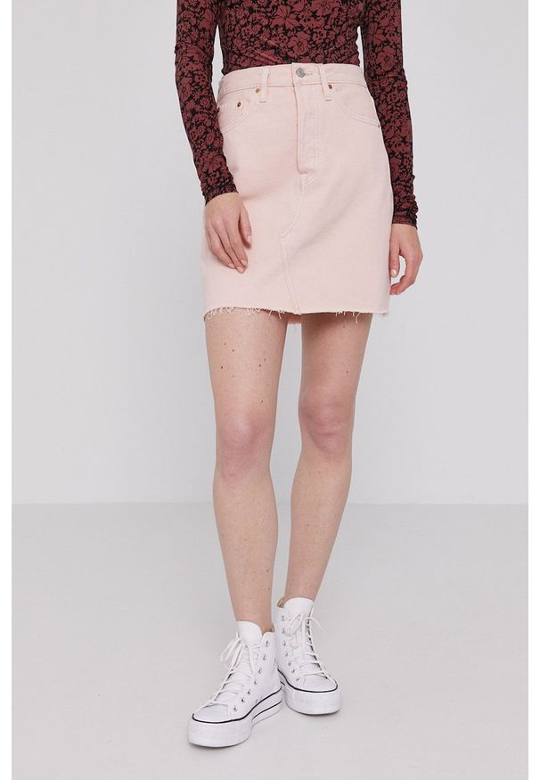 Levi's® - Levi's - Spódnica jeansowa. Okazja: na co dzień, na spotkanie biznesowe. Kolor: różowy. Materiał: jeans. Wzór: gładki. Styl: casual, biznesowy