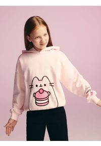 Reserved - Bluza z aplikacją Pusheen - pastelowy róż. Kolor: różowy. Materiał: bawełna, dzianina. Wzór: aplikacja
