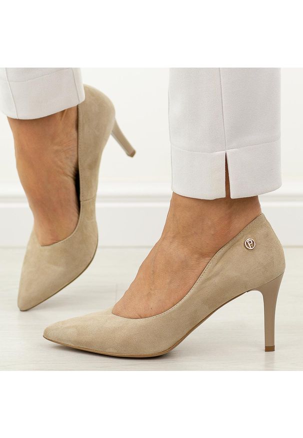 Beżowe Polskie szpilki damskie Prestige 2106a Skóra Zamsz. Okazja: na imprezę, na co dzień, na spotkanie biznesowe, na wesele, na ślub cywilny. Nosek buta: szpiczasty. Kolor: beżowy. Materiał: skóra, zamsz. Szerokość cholewki: normalna. Obcas: na szpilce. Styl: biznesowy, klasyczny, casual, elegancki. Wysokość obcasa: średni