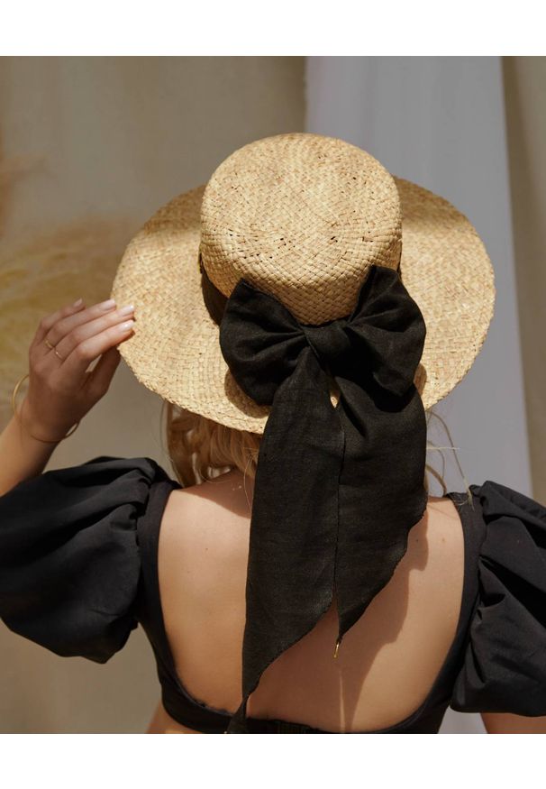 LESHKA - Słomiany kapelusz z kokardą Canotier Bow. Kolor: czarny. Materiał: materiał. Wzór: aplikacja. Sezon: lato