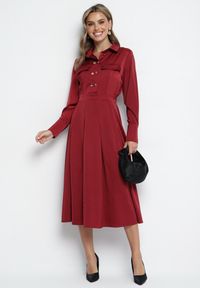 Born2be - Bordowa Rozkloszowana Sukienka o Koszulowym Kroju z Imitacją Kieszeni i Gumką w Talii Rizza. Okazja: na co dzień. Kolor: czerwony. Typ sukienki: koszulowe. Styl: wizytowy, klasyczny, casual, elegancki #7
