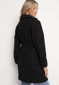 Born2be - Czarny Płaszcz o Szlafrokowym Kroju z Marszczeniem w Talii i Wiązanym Paskiem Sartissa. Okazja: na co dzień. Kolor: czarny. Materiał: jeans. Długość rękawa: długi rękaw. Długość: długie. Styl: klasyczny, elegancki, casual #4