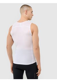 4f - Tank top rowerowy szybkoschnący męski - biały. Kolor: biały. Materiał: syntetyk, materiał, elastan, włókno, dzianina. Długość rękawa: bez rękawów. Długość: krótkie. Wzór: gładki, ze splotem. Sport: kolarstwo