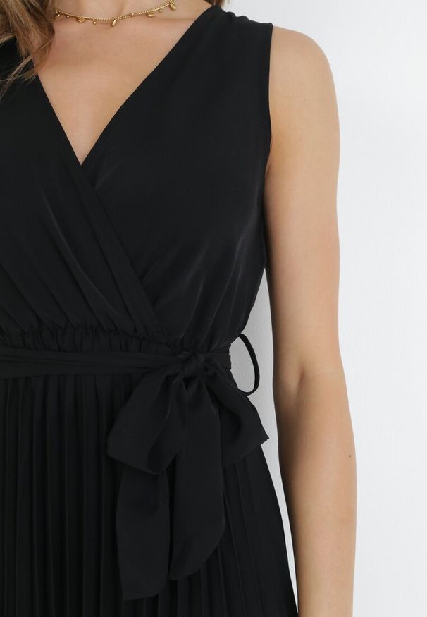 Born2be - Czarna Plisowana Sukienka Maxi z Gumką w Pasie i Materiałowym Paskiem Biak. Okazja: na imprezę. Typ kołnierza: dekolt kopertowy. Kolor: czarny. Materiał: materiał. Sezon: lato. Typ sukienki: kopertowe. Styl: klasyczny, elegancki. Długość: maxi
