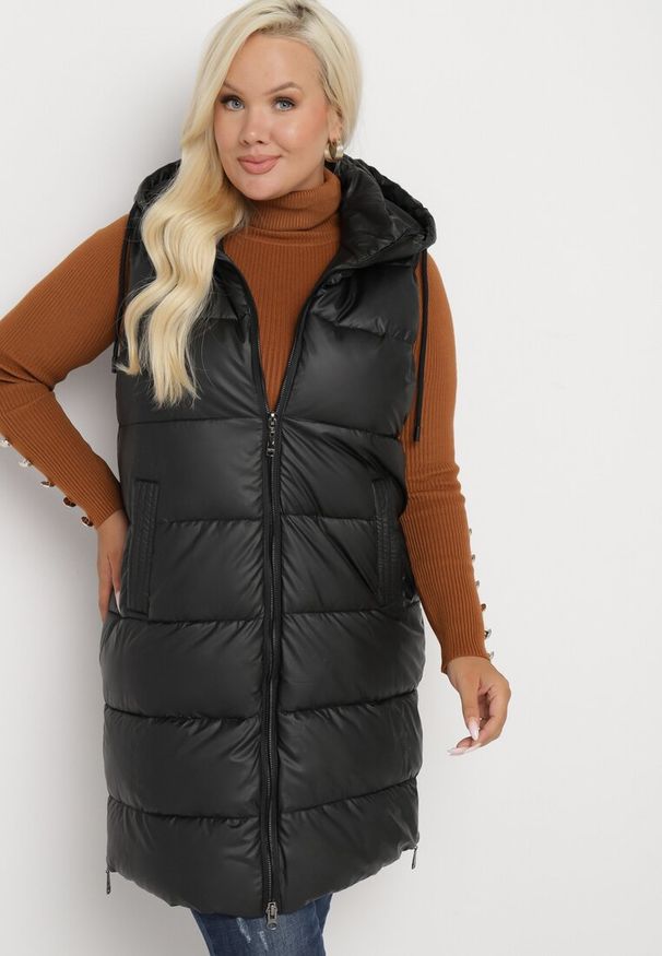 Born2be - Czarna Pikowana Kamizelka z Kapturem na Suwak i Napy Timella. Okazja: na spacer, na co dzień. Typ kołnierza: kaptur. Kolekcja: plus size. Kolor: czarny. Materiał: jeans. Wzór: aplikacja. Styl: elegancki, casual, klasyczny