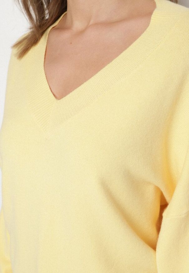 Born2be - Żółty Sweter z Dekoltem w V z Domieszką Kaszmiru Mariara. Okazja: na spacer. Typ kołnierza: dekolt w kształcie V. Kolor: żółty. Materiał: kaszmir. Wzór: bez wzorów