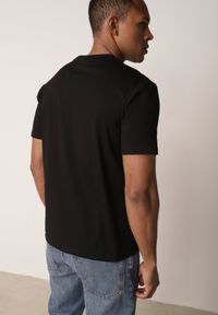 Born2be - Czarny Klasyczny T-shirt z Bawełną Zdobiony Minimalistycznym Nadrukiem Bornore. Okazja: na co dzień, do pracy. Kolor: czarny. Materiał: bawełna. Wzór: nadruk, aplikacja. Styl: klasyczny #3