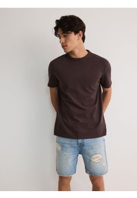 Reserved - T-shirt comfort fit - ciemnobrązowy. Kolor: brązowy. Materiał: bawełna