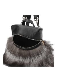 Czarno Szara Elegancka Torebka Luka-Pelli Plecaczek Z Naturalnym Futrem Z Lisa. Kolor: szary. Materiał: futrzane. Styl: elegancki. Rodzaj torebki: przez ramię #2