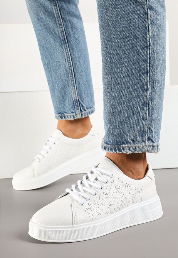 Born2be - Białe Sneakersy Typu Tenisówki ze Skóry Naturalnej z Ozdobną Perforacją Koromitta. Okazja: na co dzień. Kolor: biały. Materiał: skóra