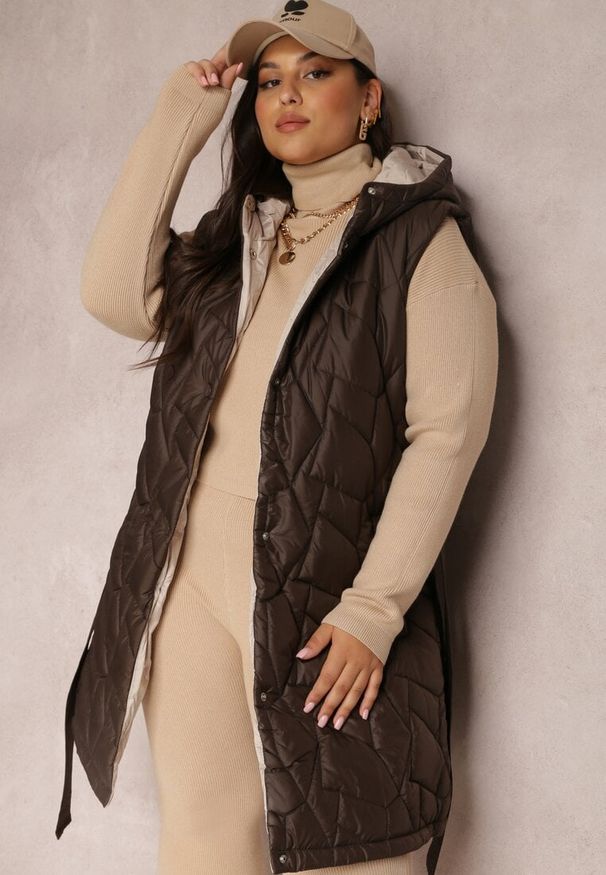 Renee - Brązowa Kamizelka Pikowana z Paskiem Maasho. Okazja: na co dzień. Kolekcja: plus size. Kolor: brązowy. Materiał: jeans, materiał. Długość rękawa: długi rękaw. Długość: długie. Wzór: jednolity, gładki, aplikacja. Styl: casual