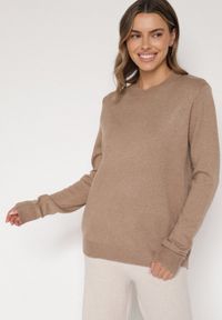 Born2be - Ciemnobeżowy Casualowy Sweter z Wełną i Bawełną Nedalla. Okazja: na co dzień. Kolor: beżowy. Materiał: wełna, bawełna. Długość rękawa: długi rękaw. Długość: długie. Styl: casual #7