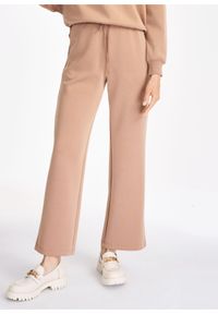 Ochnik - Szerokie spodnie dresowe damskie. Okazja: na co dzień. Kolor: beżowy. Materiał: materiał. Styl: casual #1