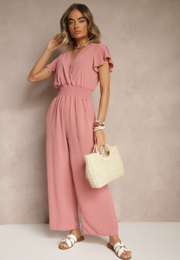 Renee - Różowy Kombinezon o Kopertowym Kroju z Gumką w Talii Martalia. Okazja: na imprezę, na co dzień. Kolor: różowy. Materiał: jeans. Długość rękawa: krótki rękaw. Długość: krótkie. Styl: casual, elegancki