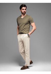 Ombre Clothing - Męska klasyczna bawełniana koszulka z dekoltem w serek BASIC - ciemnooliwkowa V6. Typ kołnierza: dekolt w serek. Kolor: oliwkowy. Materiał: bawełna. Styl: klasyczny #3