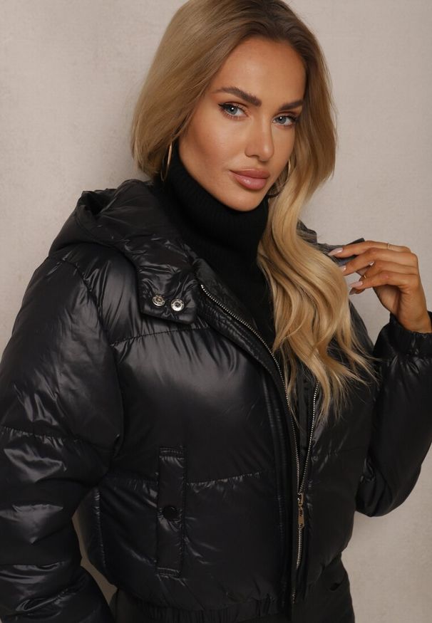 Renee - Czarna Pikowana Kurtka z Nieodpinanym Kapturem o Krótkim Kroju Tinneira. Okazja: na spacer. Kolor: czarny. Materiał: jeans. Długość rękawa: długi rękaw. Długość: krótkie. Styl: elegancki