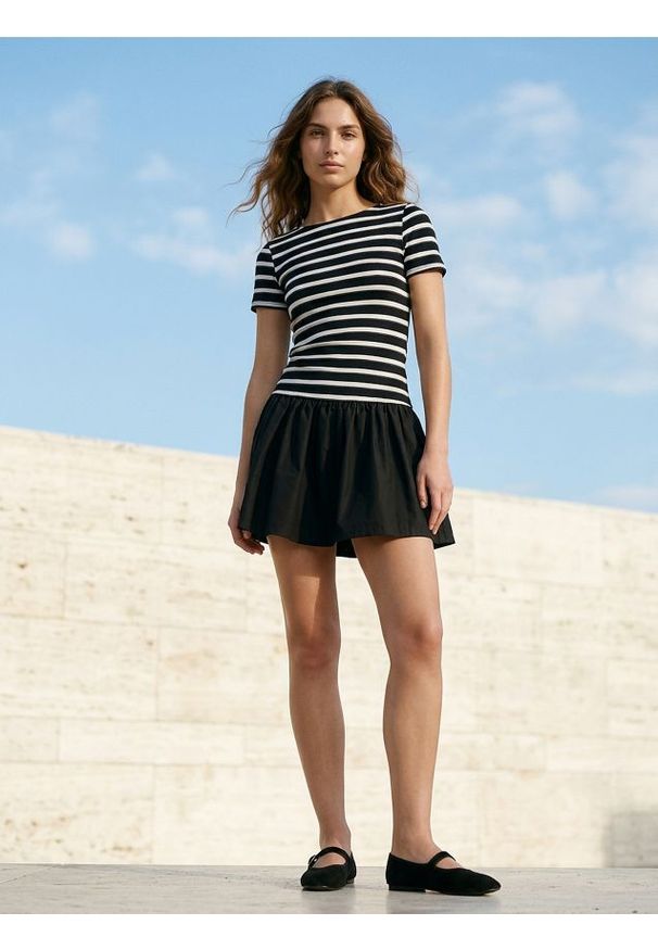 Sinsay - Sukienka mini z obniżoną talią z łączonych materiałów - wielobarwny. Materiał: materiał. Długość: mini