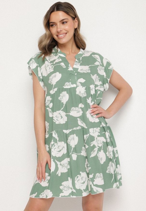Born2be - Zielona Bawełniana Sukienka o Kroju Oversize w Kwiaty Liralea. Okazja: na co dzień, na spacer. Kolor: zielony. Materiał: bawełna. Wzór: kwiaty. Typ sukienki: oversize. Styl: casual, klasyczny