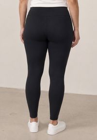 Born2be - Czarne Gładkie Legginsy z Wysokim Stanem i Panelem Podkreślającym Talię Noseno. Okazja: na co dzień. Stan: podwyższony. Kolekcja: plus size. Kolor: czarny. Długość: krótkie. Wzór: gładki. Styl: casual, sportowy #4