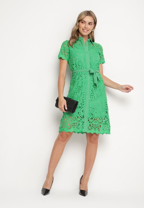 Born2be - Zielona Ażurowa Sukienka Koszulowa Midi z Wiązanym Paskiem Pamy. Kolor: zielony. Materiał: koronka, materiał. Długość rękawa: krótki rękaw. Wzór: ażurowy. Typ sukienki: koszulowe. Styl: klasyczny. Długość: midi