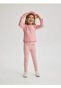 Reserved - Prążkowane legginsy z naszywką - pastelowy róż. Kolor: różowy. Materiał: prążkowany. Wzór: aplikacja