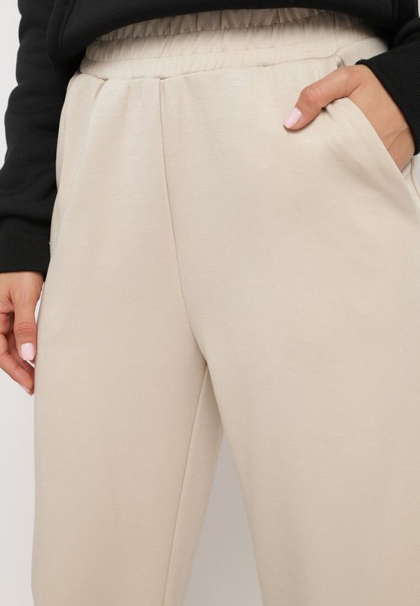 Born2be - Beżowe Szerokie Spodnie z Wysokim Stanem i Gumką w Pasie Lobria. Okazja: na co dzień. Stan: podwyższony. Kolor: beżowy. Materiał: jedwab. Długość: długie. Styl: casual, elegancki, wizytowy