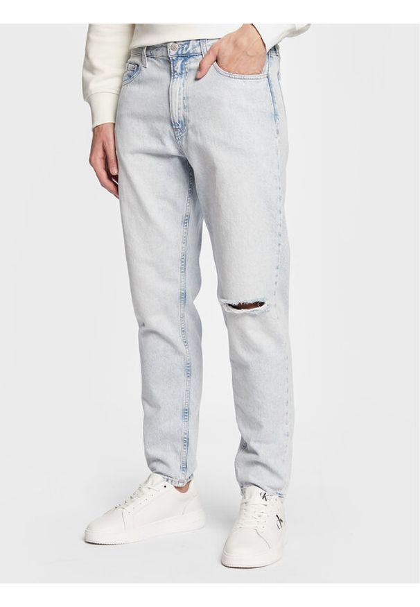 Calvin Klein Jeans Jeansy J30J322404 Błękitny Tapered Fit. Kolor: niebieski