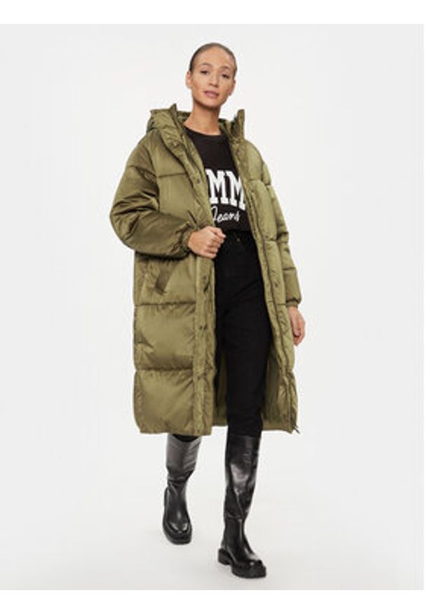 Tommy Jeans Kurtka zimowa Satin DW0DW16587 Zielony Relaxed Fit. Kolor: zielony. Materiał: syntetyk. Sezon: zima