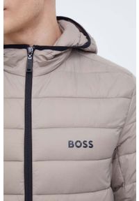 Boss Green - BOSS kurtka BOSS ATHLEISURE męska kolor beżowy przejściowa. Okazja: na co dzień. Kolor: beżowy. Materiał: syntetyk, poliester. Styl: casual #3