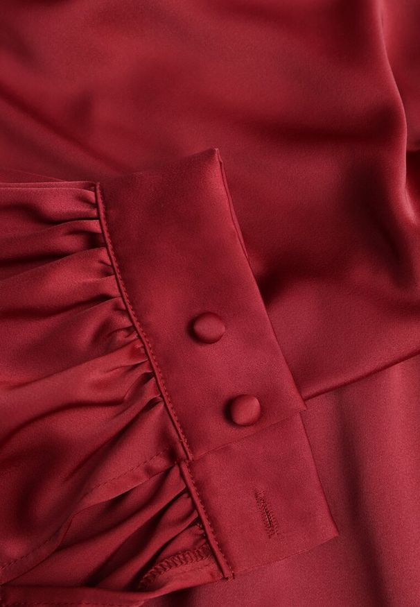 Renee - Czerwona Bawełniana Sukienka VICES z Satyny z Kopertowym Dekoltem Cunelia. Okazja: na co dzień. Typ kołnierza: dekolt kopertowy. Kolor: czerwony. Materiał: satyna, bawełna. Długość rękawa: długi rękaw. Typ sukienki: kopertowe. Styl: casual, elegancki