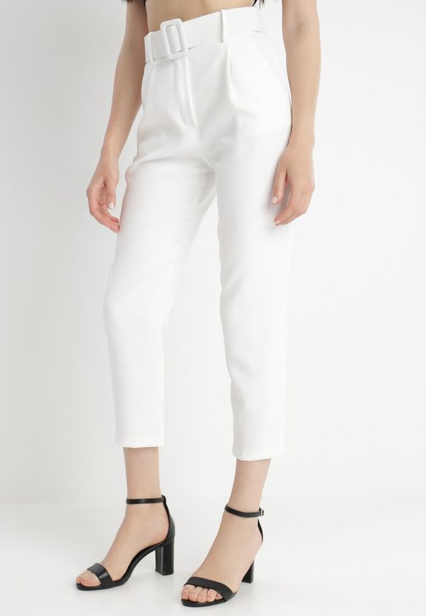 Born2be - Białe Spodnie z Paskiem Ioleina. Kolor: biały. Materiał: materiał, koronka. Wzór: jednolity. Styl: elegancki