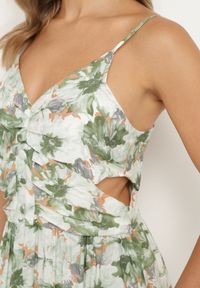 Born2be - Jasnozielona Sukienka w Kwiaty na Regulowanych Ramiączkach z Rozcięciami i Ozdobnymi Guzikami Dimllie. Okazja: na co dzień. Typ kołnierza: dekolt w serek. Kolor: zielony. Długość rękawa: na ramiączkach. Wzór: kwiaty. Typ sukienki: rozkloszowane. Styl: casual, elegancki #7