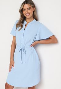 Born2be - Niebieska Sukienka Trapezowa z Koszulową Górą i Materiałowym Paskiem w Talii Vikiiona. Okazja: na spotkanie biznesowe. Typ kołnierza: dekolt w kształcie V. Kolor: niebieski. Materiał: materiał. Długość rękawa: krótki rękaw. Typ sukienki: trapezowe, koszulowe. Styl: biznesowy #7