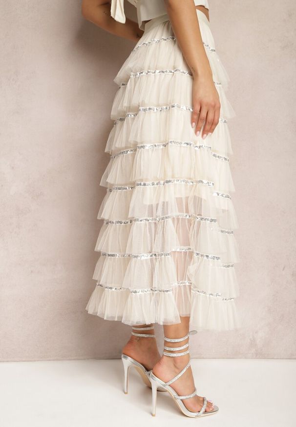 Renee - Beżowa Rozkloszowana Spódnica Maxi z Falbankami i Cekinami Noobi. Kolor: beżowy. Materiał: materiał. Wzór: aplikacja. Styl: elegancki